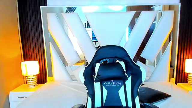 Snapshot of Linda4Petite chatting on October 24, 2025, 6:18 pm Linda4Petite online show from October 24, 2025, 6:18 pm