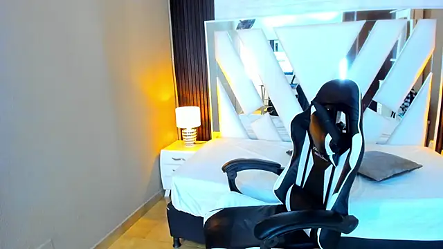 Snapshot of Linda4Petite chatting on November 10, 2025, 6:13 pm Linda4Petite online show from November 10, 2025, 6:13 pm