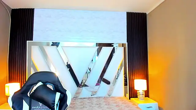 Snapshot of Linda4Petite chatting on October 22, 2025, 6:18 pm Linda4Petite online show from October 22, 2025, 6:18 pm