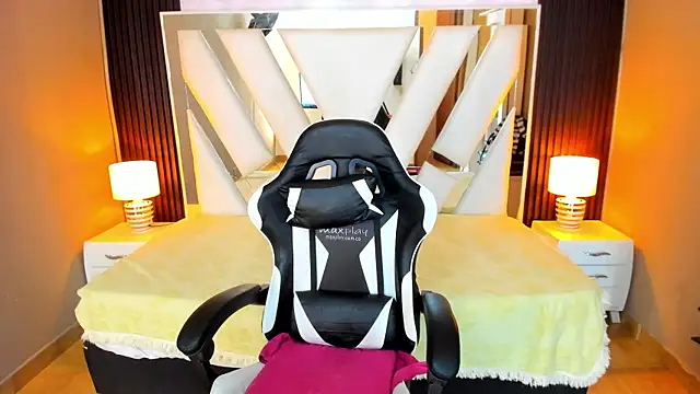 Snapshot of Linda4Petite chatting on December 3, 2025, 6:29 pm Linda4Petite online show from December 3, 2025, 6:29 pm