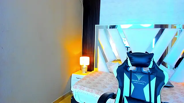 Snapshot of Linda4Petite chatting on October 14, 2025, 6:30 pm Linda4Petite online show from October 14, 2025, 6:30 pm