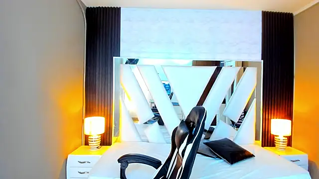 Snapshot of Linda4Petite chatting on October 18, 2025, 6:21 pm Linda4Petite online show from October 18, 2025, 6:21 pm