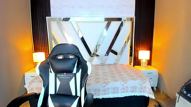 Snapshot of Linda4Petite chatting on October 20, 2025, 6:19 pm Linda4Petite online show from October 20, 2025, 6:19 pm