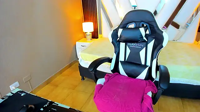 Snapshot of Linda4Petite chatting on November 1, 2025, 6:02 pm Linda4Petite online show from November 1, 2025, 6:02 pm