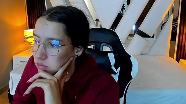 Snapshot of Linda4Petite chatting on November 30, 2025, 1:23 pm Linda4Petite online show from November 30, 2025, 1:23 pm