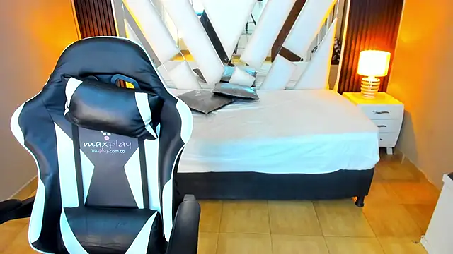 Snapshot of Linda4Petite chatting on October 31, 2025, 6:04 pm Linda4Petite online show from October 31, 2025, 6:04 pm