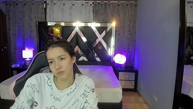 Snapshot of Linda4Petite chatting on June 14, 2026, 1:34 pm Linda4Petite online show from June 14, 2026, 1:34 pm