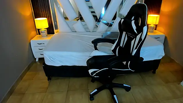 Snapshot of Linda4Petite chatting on November 7, 2025, 6:12 pm Linda4Petite online show from November 7, 2025, 6:12 pm