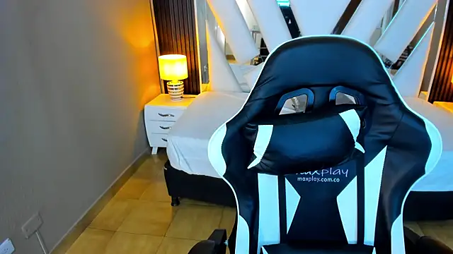 Snapshot of Linda4Petite chatting on November 12, 2025, 6:12 pm Linda4Petite online show from November 12, 2025, 6:12 pm