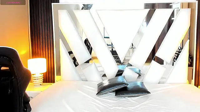 Snapshot of Linda4Petite chatting on November 25, 2025, 6:08 pm Linda4Petite online show from November 25, 2025, 6:08 pm