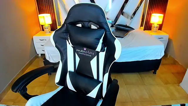 Snapshot of Linda4Petite chatting on October 17, 2025, 5:59 pm Linda4Petite online show from October 17, 2025, 5:59 pm