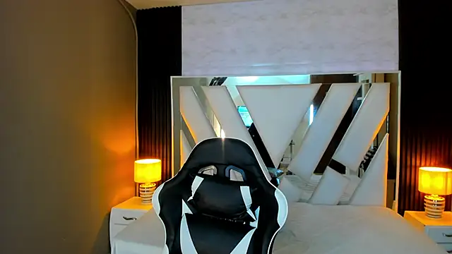 Snapshot of Linda4Petite chatting on November 14, 2025, 6:22 pm Linda4Petite online show from November 14, 2025, 6:22 pm