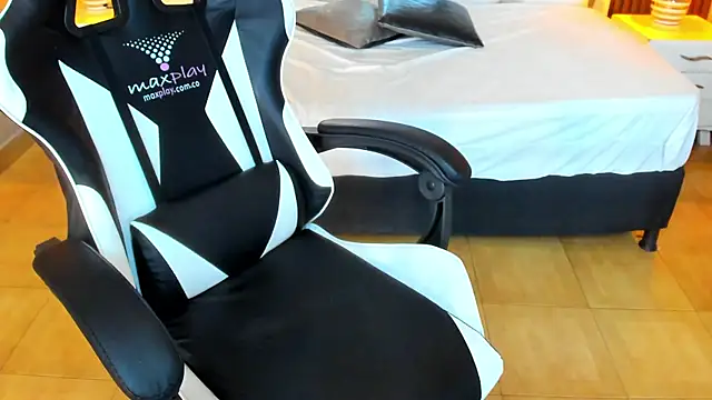 Snapshot of Linda4Petite chatting on October 10, 2025, 6:09 pm Linda4Petite online show from October 10, 2025, 6:09 pm