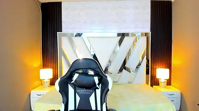 Snapshot of Linda4Petite chatting on November 28, 2025, 6:52 pm Linda4Petite online show from November 28, 2025, 6:52 pm