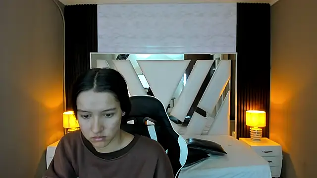 Snapshot of Linda4Petite chatting on October 26, 2025, 1:11 pm Linda4Petite online show from October 26, 2025, 1:11 pm