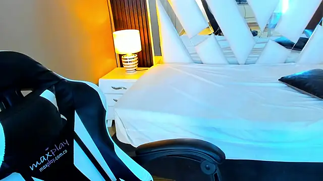 Snapshot of Linda4Petite chatting on November 19, 2025, 6:08 pm Linda4Petite online show from November 19, 2025, 6:08 pm