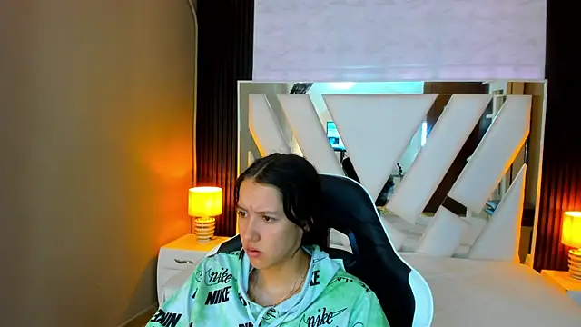 Snapshot of Linda4Petite chatting on November 2, 2025, 12:54 pm Linda4Petite online show from November 2, 2025, 12:54 pm