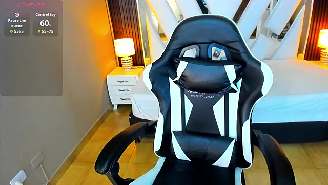 Snapshot of Linda4Petite chatting on November 21, 2025, 5:56 pm Linda4Petite online show from November 21, 2025, 5:56 pm