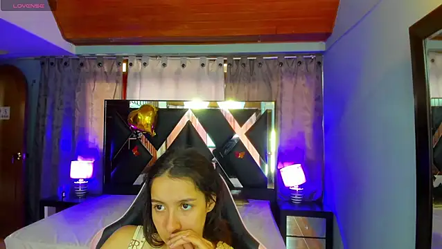Snapshot of Linda4Petite chatting on July 6, 2026, 6:32 pm Linda4Petite online show from July 6, 2026, 6:32 pm