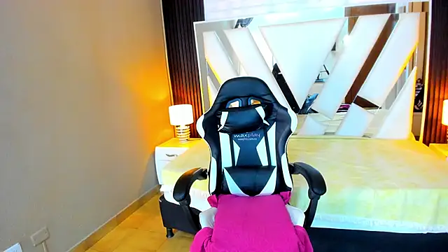 Snapshot of Linda4Petite chatting on November 22, 2025, 6:18 pm Linda4Petite online show from November 22, 2025, 6:18 pm