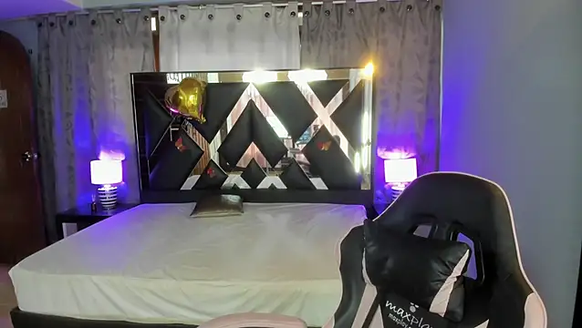 Snapshot of Linda4Petite chatting on June 13, 2026, 6:50 pm Linda4Petite online show from June 13, 2026, 6:50 pm