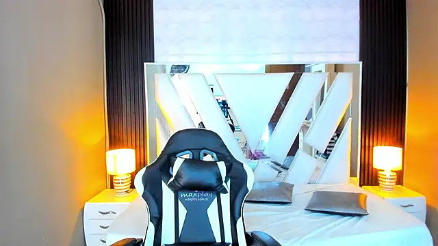 Snapshot of Linda4Petite chatting on October 28, 2025, 6:18 pm Linda4Petite online show from October 28, 2025, 6:18 pm