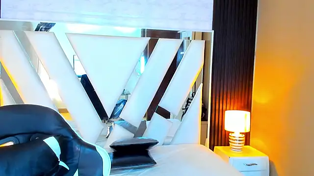 Snapshot of Linda4Petite chatting on November 15, 2025, 6:12 pm Linda4Petite online show from November 15, 2025, 6:12 pm