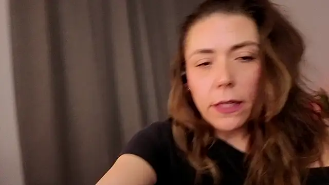 Ellie-L-Elizabeth online show from May 7, 2026, 2:49 am