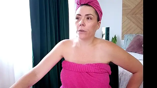 Snapshot of Ellie-L-Elizabeth chatting on August 2, 2026, 2:15 pm Ellie-L-Elizabeth online show from August 2, 2026, 2:15 pm
