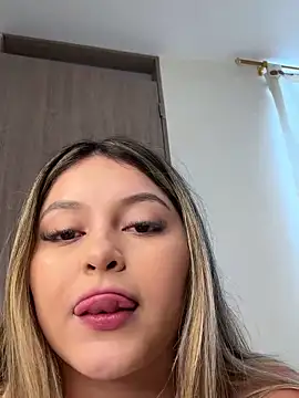lunablossom  online show from February 15, 2025, 6:12 pm