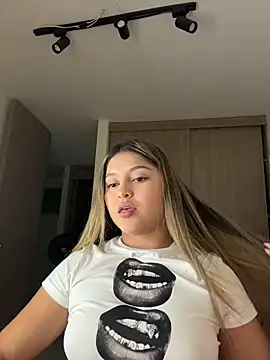 lunablossom  online show from March 25, 2026, 12:22 am