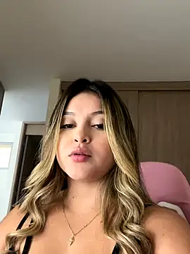 lunablossom  online show from November 28, 2025, 8:42 pm