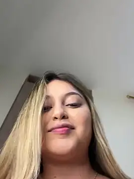 lunablossom  online show from February 17, 2025, 10:38 pm