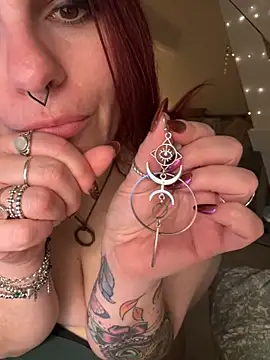 Snapshot of LunaMoongirl chatting on October 17, 2025, 9:05 pm LunaMoongirl online show from October 17, 2025, 9:05 pm