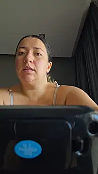 isabella rossse online show from April 26, 2026, 12:02 pm