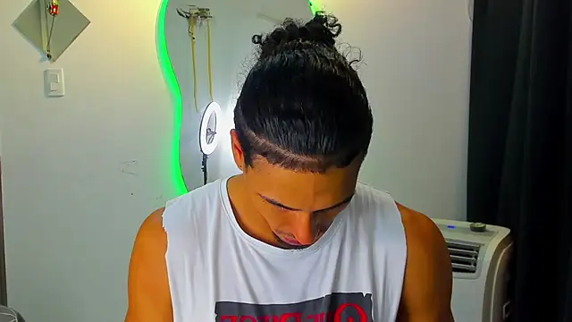 Snapshot of Kris_Khalifa69 chatting on September 22, 2025, 1:33 am Kris Khalifa69 online show from September 22, 2025, 1:33 am