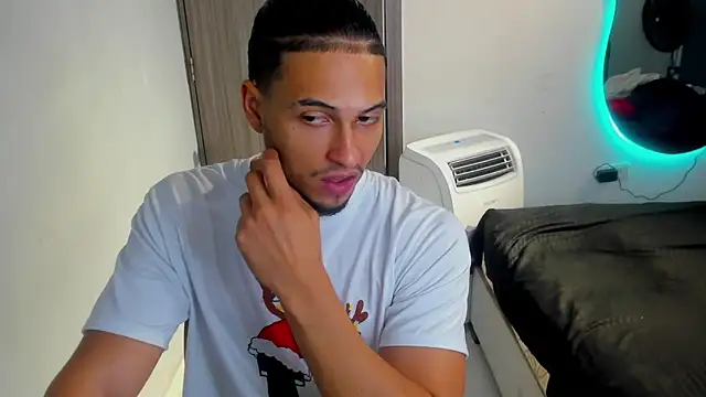 Snapshot of Kris_Khalifa69 chatting on October 2, 2025, 5:00 am Kris Khalifa69 online show from October 2, 2025, 5:00 am