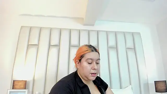 aandreaperez online show from October 27, 2025, 11:44 am