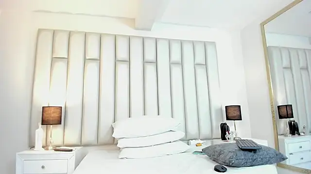 aandreaperez online show from November 21, 2025, 11:59 pm