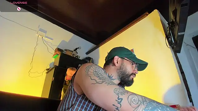 Snapshot of CamiloGray_ chatting on October 13, 2025, 4:08 pm CamiloGray online show from October 13, 2025, 4:08 pm