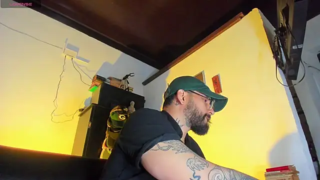 Snapshot of CamiloGray_ chatting on October 10, 2025, 2:29 pm CamiloGray online show from October 10, 2025, 2:29 pm