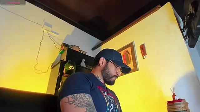 Snapshot of CamiloGray_ chatting on December 4, 2025, 1:43 pm CamiloGray online show from December 4, 2025, 1:43 pm