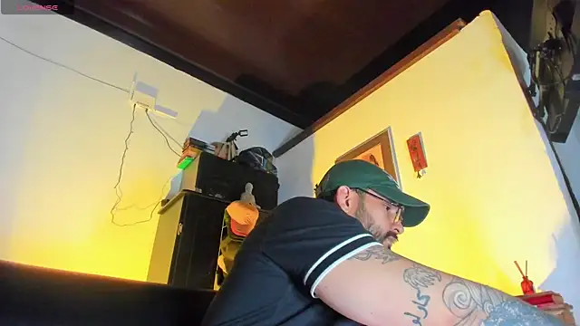 Snapshot of CamiloGray_ chatting on November 10, 2025, 2:11 pm CamiloGray online show from November 10, 2025, 2:11 pm