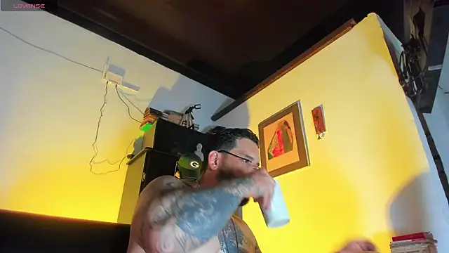 Snapshot of CamiloGray_ chatting on October 7, 2025, 2:29 pm CamiloGray online show from October 7, 2025, 2:29 pm