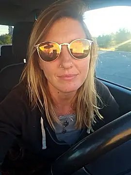 Snapshot of SheIsSomething chatting on December 5, 2025, 12:10 am SheIsSomething online show from December 5, 2025, 12:10 am