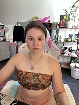 Snapshot of sweetest_pie chatting on July 17, 2026, 10:34 am sweetest pie online show from July 17, 2026, 10:34 am