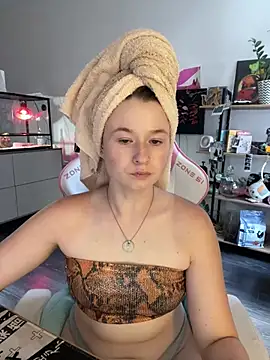 Snapshot of sweetest_pie chatting on July 19, 2026, 4:04 pm sweetest pie online show from July 19, 2026, 4:04 pm