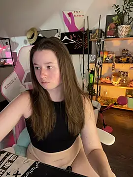 Snapshot of sweetest_pie chatting on May 19, 2026, 9:44 pm sweetest pie online show from May 19, 2026, 9:44 pm