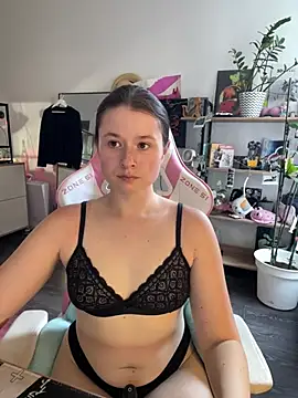 Snapshot of sweetest_pie chatting on July 13, 2026, 3:00 pm sweetest pie online show from July 13, 2026, 3:00 pm