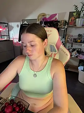 Snapshot of sweetest_pie chatting on July 15, 2026, 6:48 pm sweetest pie online show from July 15, 2026, 6:48 pm